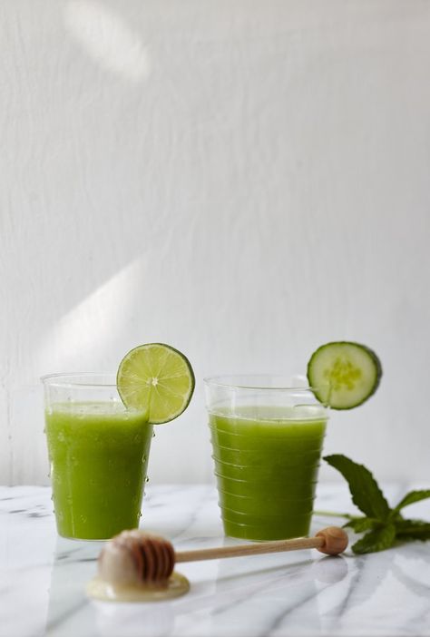 This hydrating and zesty drink is the perfect refined sugar-free alternative to traditional lemonade. Chlorella offers a boost of chlorophyll as well as the gentle detoxification of heavy metals. It’s also rich in iron, loaded with antioxidants and high in other essential vitamins, making it one of the most nutrient-de Drinking Chlorophyll, Chlorophyll Juice Recipes, Chlorophyll Drink Recipes, Chlorophyll Lemonade, Chlorella Recipe, Lemon Juice And Chia Seed Drink, Liquid Chlorophyll Benefits, Natural Antihistamine, Matcha Recipe