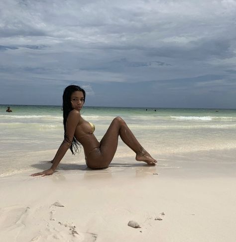 Beach Outfits Women Photoshoot, Baddie Beach Pictures Poses, How To Pose For Vacation Pictures, Barbados Instagram Pictures, Carribean Pictures Ideas, Vacation Pics Black Women, Baddie Beach Pics, Vacation Pictures Black Women, Tropical Vacation Photo Ideas