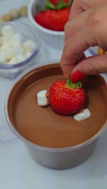 Driscoll's on Instagram: "Gobble, gobble! These adorable strawberry turkeys will be the star of your Thanksgiving snack board. 🦃🍓 #FinestBerries 📽️: @berryniceberries #Driscolls #DriscollsBerries #Berries #SweetnessWorthSharing" Turkey Strawberries Chocolate, Turkey Strawberries, Thanksgiving Snack Board, Strawberry Turkeys, Driscolls Berries, Chocolate Turkey, Thanksgiving Snacks, Season Change, How To Make Turkey