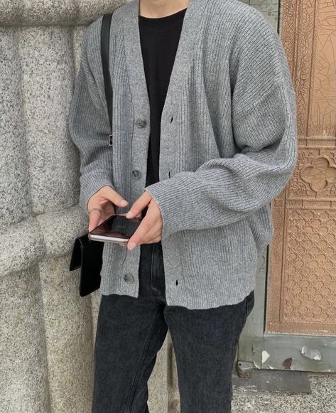 Gray Cardigan Outfit Men, Mens Cardigan Outfit, Cardigan Outfit Men, Cardigan Styling, Outfits With Grey Cardigan, Outfit Cardigan, Cardigan Outfit, Trip Outfits, Dressing Style