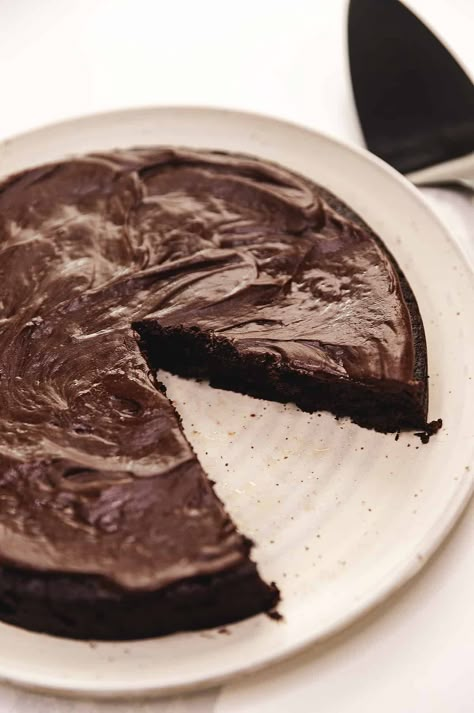 Keto Flourless Chocolate Cake • Low Carb with Jennifer Keto Flourless Chocolate Cake, Tofu Dessert, Sugar Free Pie, Low Carb Desserts Easy, Flourless Chocolate Cake Recipe, Chocolate Caramel Cake, Scones Easy, Keto Chocolate Cake, Flourless Chocolate Cake