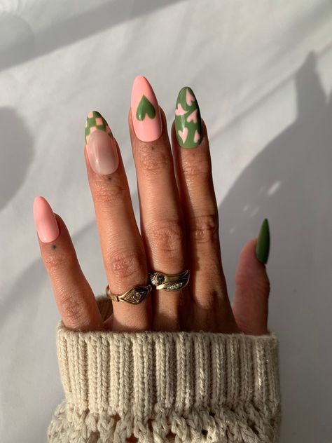 38+ Daisy Nails For A Delicate & Romantic 2023 | Summer Nails Pastel Heart Nails, Nails Green Pink, Valentines Nails Heart, Sweetheart Nails, Cute Fake Nails, Nail Art Pastel, Nails Heart, Romantic Nails, Heart Nail Art