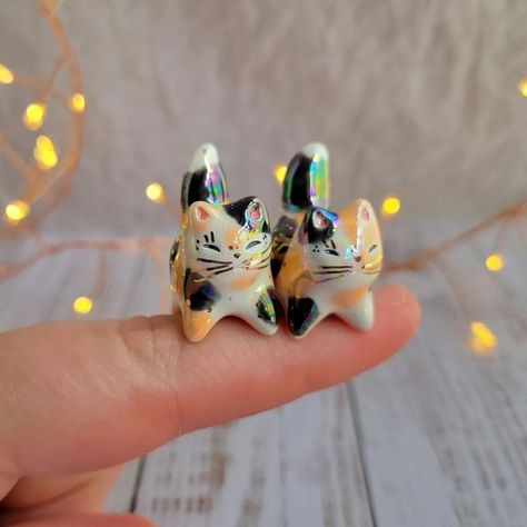 Mini Clay Sculptures, Polymer Clay Cats, Polymer Clay Cat, Clay Cat, Candle Crafts Diy, How To Make Clay, Polymer Clay Animals, Mini Figurine, Pottery Crafts