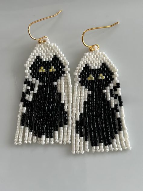 Black Cat W/ Yellow Eyes, Shimmery Cream Beaded Fringe Earrings Halloween Miyuki Japanese Glass Delica Beads Approx. 6 Cm 2.25 In. - Etsy Halloween Beaded Earrings, Halloween Beading, Halloween Earrings Beaded, Halloween Beaded Jewelry, Beaded Projects, Beaded Earrings Native, Earrings Patterns, Beaded Fringe Earrings, Cat Bead