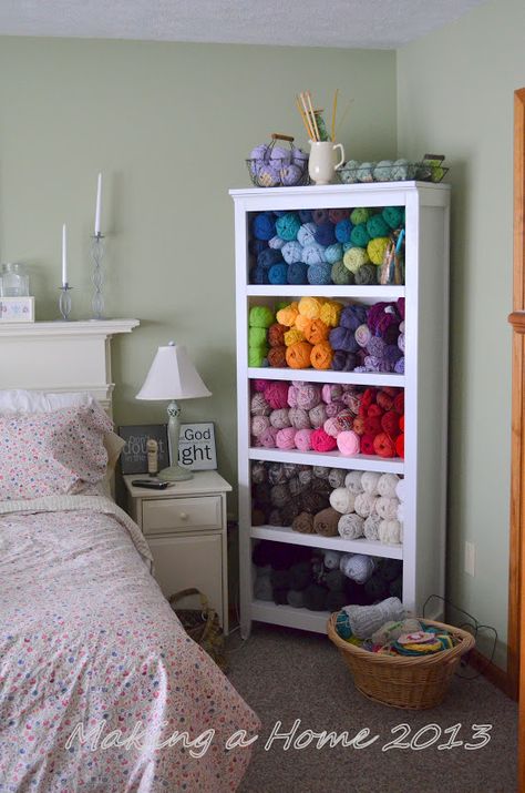 El cuarto de mis sueños! Yarn Storage Solutions, Knitting Room, Balls Of Yarn, Yarn Organization, Dream Craft Room, Yarn Storage, Yarn Stash, Craft Room Storage, Craft Room Office