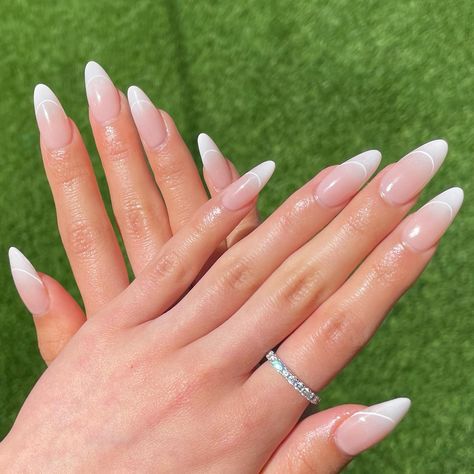 Posted by Zoe Scott: Hey there! I'm taking you through a little gem in the fashion world: white almond nails. This shape is a favorite – elegant, yet totally wearable. Ima... Ombre Nails With French Outline, White Ombre Nails, French Tip Almond, Classic Nail Designs, White Almond Nails, Oval Nails Designs, Almond Nails French, Elegant Touch Nails, Euphoria Nails