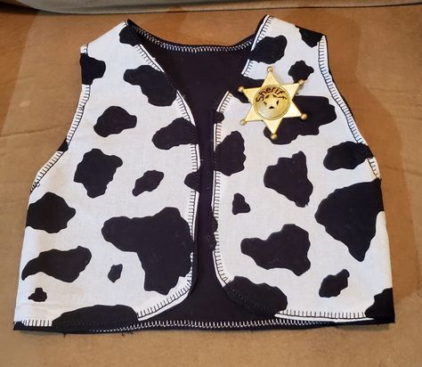 Woody vest from Toy Story , diy Toy Story Diy, Woody And Jessie Costumes, Vest Sewing, Woody And Jessie, Vest Sewing Pattern, Sewing Creations, Woody Toy Story, Print Jacket, Cow Print