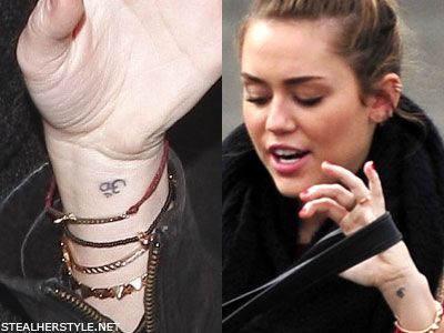 I'd so get this tattoo someday. Love. Miley Cyrus Om tattoo  In August 2011, Miley Cyrus got a tattoo on her left wrist of the ‘Om’ symbol: ॐ. Om is a sacred symbol in Hinduism and it’s Miley’s second tattoo to reference Indian culture and religion. Om is a sound or vibration that represents divine energy. Miley Cyrus Tattoos, Ohm Tattoo, Miley Cyrus News, Brain Tattoo, Evil Eye Tattoo, Om Tattoo, Dream Catcher Tattoo, Divine Energy, Wrist Tattoo