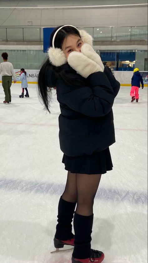 Winter Outfits Aesthetic Ice Skating, Y2k Ice Skating Outfit, Ice Skating Photoshoot Ideas, Ice Skating Fashion, Ice Skating Outfits Aesthetic, Ice Skating Outfit Casual Dates, Cute Skating Outfits, Aesthetic Ice Skating Outfit, Iceskating Astethic Outfit