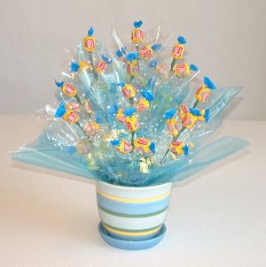 Gum Bouquet, Candy Trees, Candy Arrangements, Candy Centerpieces, Candy Bouquet Diy, Dubble Bubble, Edible Crafts, Candy Crafts, Gift Bouquet