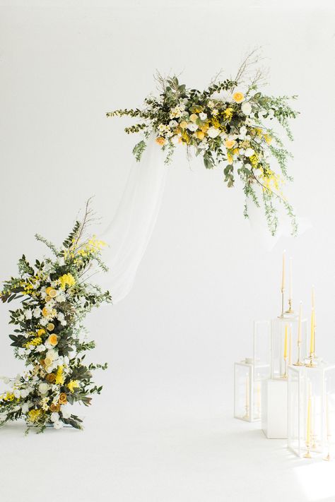 Pale Yellow Weddings, Flower Arch Wedding, Yellow White Wedding, Decor Photobooth, Yellow Wedding Decorations, White Wedding Arch, Yellow Wedding Theme, Floral Arch Wedding, Yellow Wedding Flowers