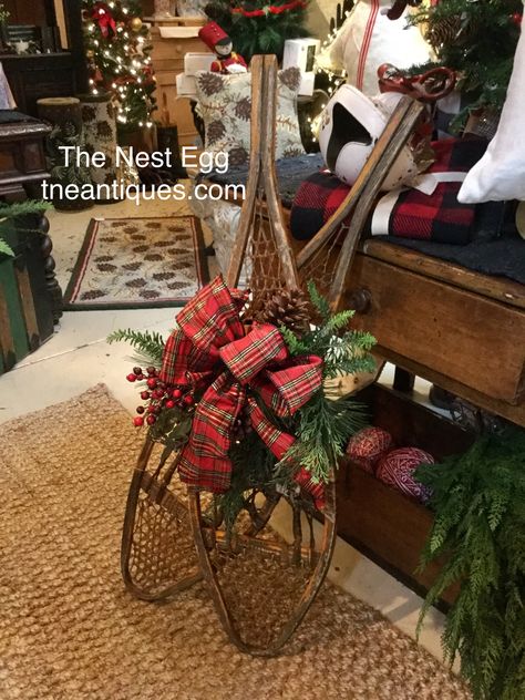 Snowshoe Christmas Decor, Snow Shoe Christmas Decor, Christmas Snowshoes Decor, Antique Snow Shoes Decor, Vintage Snowshoes Decor, Snow Shoes Decor, Snowshoe Decor, Lodge Christmas, Festive Wreaths