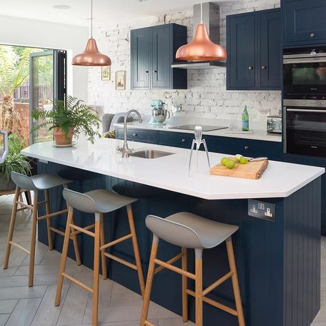 Dapur Moden, Kitchen Trends 2020, Model Dapur, Navy Kitchen, Kitchen Diy Makeover, Diy Kitchen Renovation, Classic Kitchen, Blue Cabinets, Kitchen Design Trends