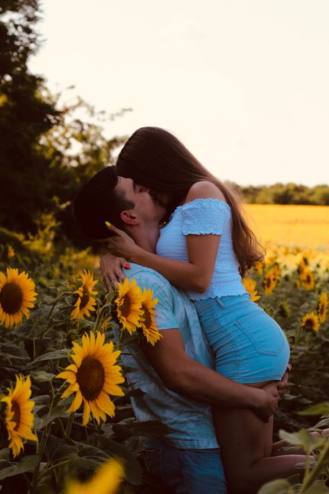 sunflower couple pic cute pose photoshoot ideas warm summer Sunflower Poses Picture Ideas Couples, Sunflower Field Pictures, Sunflower Photoshoot, Pregnancy Announcement Photoshoot, Sunflower Love, Sunflower Photography, Romantic Couple Kissing, Engagement Photography Poses, Sunflower Photo