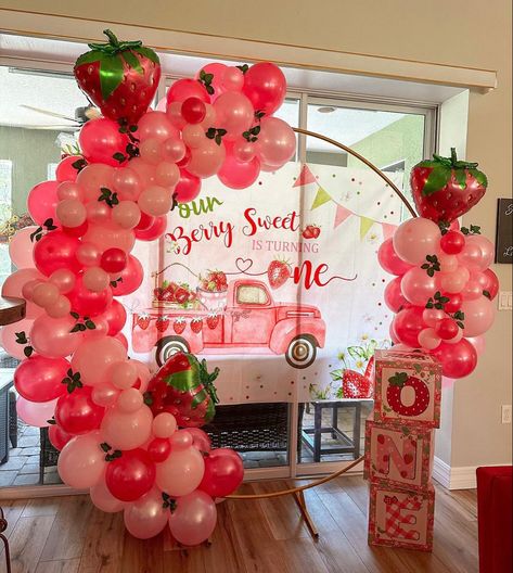 Strawberry Party Balloons, Strawberry Shortcake Balloon Decor, Strawberry Center Piece Ideas, My Berry First Birthday Centerpieces, Berry First Birthday Balloon Arch, Strawberry Centerpiece Ideas, Baby Shower Themes Neutral, First Birthday Balloons, Strawberry Shortcake Birthday