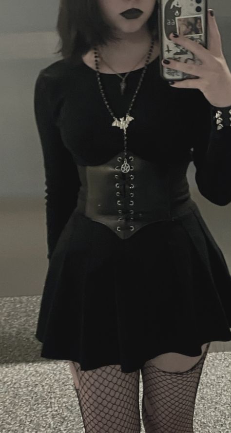 Gothic Daily Outfit, Goth Dress Outfit Ideas, Mavis Inspired Outfit, Goth Fem Outfits, Goth Outfits Simple, Grunge Outfits Mid Size, Goth Women Outfits, Simple Goth Outfit Casual, Simple Gothic Outfits