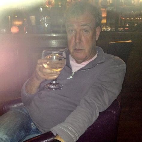 Jeremy Clarkson "Now look, to clarify, the glass is BIG it's not just that I'm small." Richard Hammond Top Gear Funny, Clarkson Hammond May, Fifa Card, Top Gear Uk, Richard Hammond, James May, Jeremy Clarkson, The Grand Tour, Wall Pics