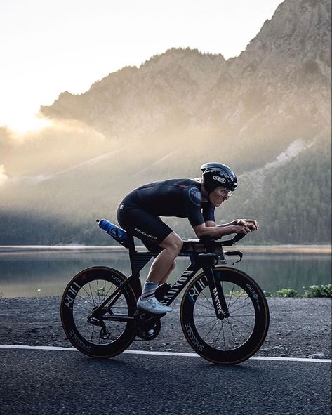 Triathlon Training Aesthetic, Triathlon Aesthetic, Triathlon Photography, Cycling Men, Cycling Inspiration, Cycling Photography, Photography Subjects, Bike Run, On The Menu