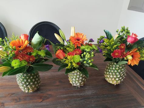 Tropical flower vases made with fresh pineapple Pineapple Vase With Flowers, Tropical Flower Arrangements Diy, Flower Arrangements Ideas, Tropical Disco, Rainbow Punch, Birthday Flowers Arrangements, Tropical Flowers Bouquet, Funky Vases, Silk Flower Crown