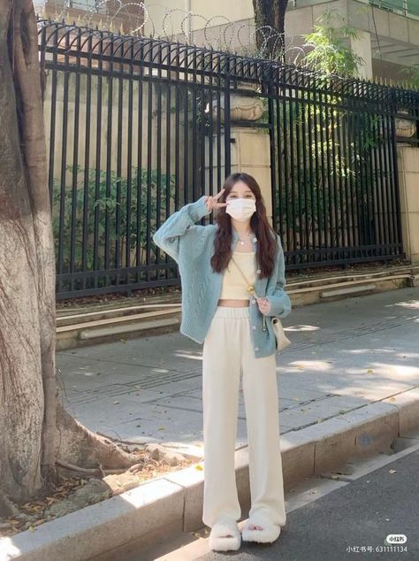 Modest Korean Fashion, Korea Spring Fashion, Waves Curly Hair, Celana Kargo, Ulzzang Outfit, Korean Fits, Korean Outfit Street Styles, Korean Casual Outfits, Casual Day Outfits