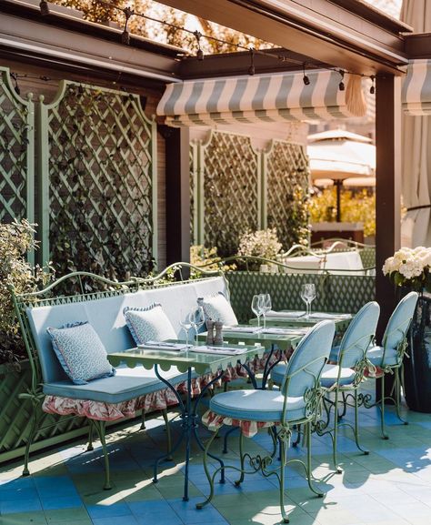 Surf Room, Home Backyard, Wrought Iron Furniture, Outdoor Dinner Parties, Garden Home Decor, French Style Homes, Patio Style, Decor Flowers, Home Garden Decor