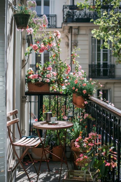 Parisian Decor Apartment, Parisian Patio Decor, Balcony Design Apartment, Parisian Patio, Small French Apartment, French Balcony Ideas, Parisian Style Apartment, Corner Balcony, Terrace Designs