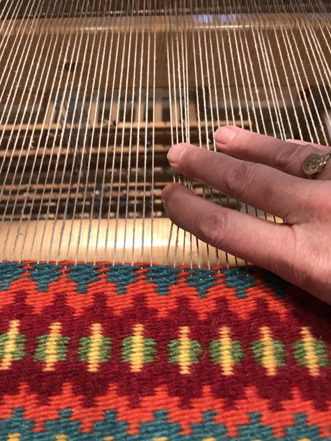 Rigid Heddle Weaving Projects, Rigid Heddle Weaving Patterns, Swedish Weaving Patterns, Weaving Loom Diy, Weaving Loom Projects, Rigid Heddle Weaving, Weaving Wall Hanging, Swedish Weaving, Weaving Rug