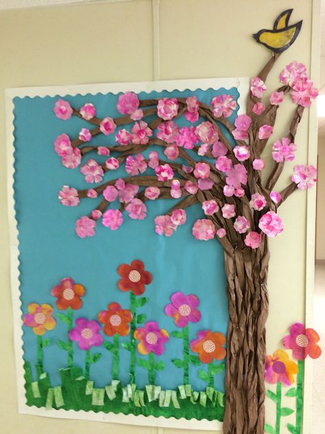 Spring Wall Display Classroom, Spring Decor Kindergarten Classroom, Spring Preschool Decorations, Spring Decor Kindergarten, Classroom Spring Decor, Spring Posters For School, Spring Kindergarten Decoration, Spring Hallway Decorations, Spring Classroom Decor