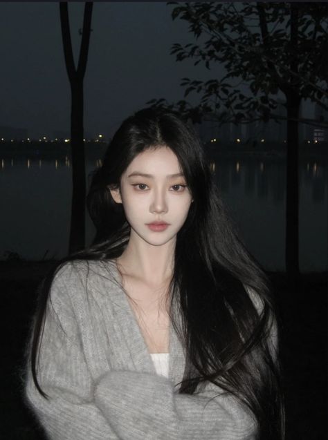 Pale Skin Makeup, 사진 촬영 포즈, Haircuts Straight Hair, Long Black Hair, روتين العناية بالبشرة, Dream Hair, Pretty Selfies, Korean Beauty, Girl Face