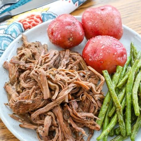 {Slow-Cooker} Italian Red Wine Roast Beef Red Wine Roast, Banana Bread With Pineapple, Kfc Biscuits, Hawaiian Banana Bread, Asian Steak Bites, Roast Beef Recipe, Rump Roast, Chocolate Chip Pudding Cookies, Sunday Dinner Ideas