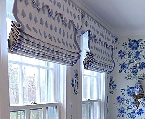 Roman shades with scalloped valance. Shades Or Curtains, Creative Curtains, Workroom Ideas, Chinoiserie Bedroom, Patterned Roman Shades, Decorating Windows, Art Deco Window, Scalloped Valance, Sliding Door Curtains