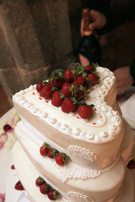 ivory three tier heart shaped wedding cake with strawberry decor - photo by Italian wedding photographer JoAnne Dunn 3 Tier Heart Shaped Wedding Cake, Two Tier Heart Shape Cake, 3 Tier Heart Cake, 2 Tier Heart Shaped Wedding Cake, Tiered Heart Cake, Strawberry Wedding Cake, Heart Shaped Wedding Cakes, Strawberry Wedding Cakes, Heart Wedding Cake