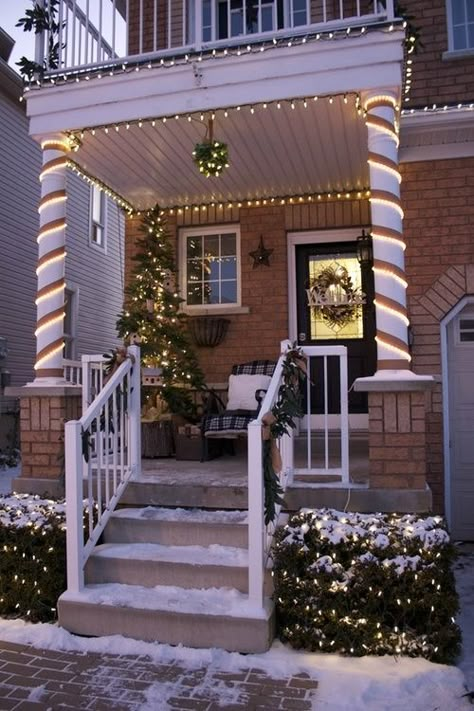 Porch Christmas Lights, Exterior Christmas Lights, Farmhouse Style Exterior, Christmas Outside, Solar Christmas Lights, Lights Outside, Christmas Lights Outside, Christmas Light Installation, Hanging Christmas Lights