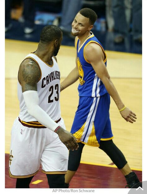 What's with that look, almost like Curry is trying to taunt LBJ. Stephen Curry Wallpaper, Curry Warriors, Nba Stephen Curry, Curry Basketball, Basketball Memes, Miguel Diaz, Basketball Players Nba, Nba Mvp, Warriors Basketball