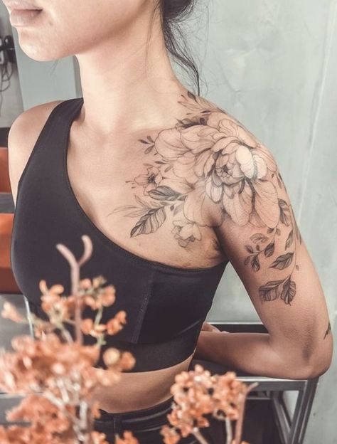 Bird And Peony Tattoo, Tattoo Ideas Upper Arm, Tattoos Edgy, Top Of Shoulder Tattoo, Dr Tattoo, Feminine Shoulder Tattoos, Women's Shoulder Tattoo, Front Shoulder Tattoos, Shoulder Cap Tattoo