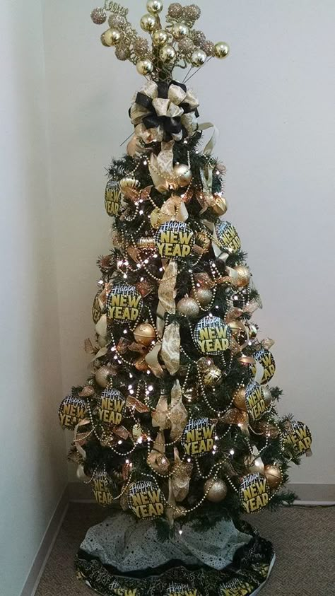 New Year Tree (January 2018) January Tree Decorating Ideas, January Christmas Tree Ideas, New Year’s Eve Christmas Tree, New Years Christmas Tree, New Years Tree Ideas, Year Around Christmas Tree, New Years Eve Tree, Holiday Trees Year Round, Year Round Christmas Tree Ideas