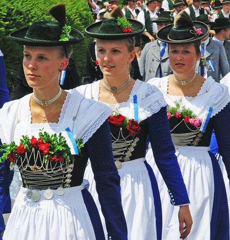 Explore #15, 21. Dec. 2008, Bayrische Mädchen im traditionellen Dirndl. Bavarian Costume, Costumes Around The World, Traditional Beauty, Folk Dresses, Ethnic Dress, Folk Costume, World Cultures, Salzburg, Historical Clothing