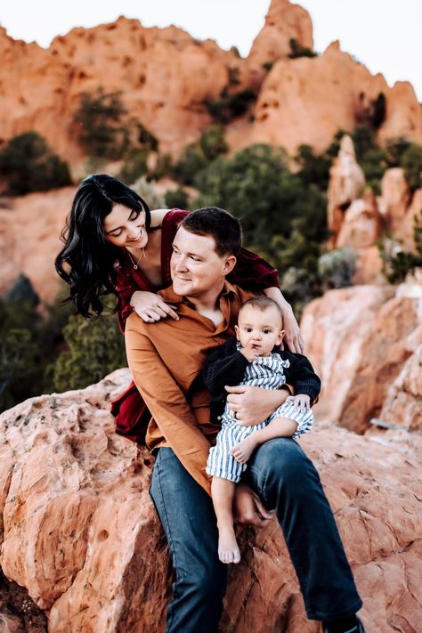 Ideas For Family Photos, Sunset Family Photos, Fall Family Portraits, Colorado Landscape, Garden Of The Gods, Spring Family, Spring Photos, Shades Of Teal, Family Photo Sessions