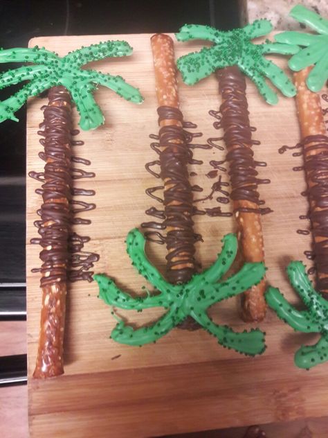 Moana coconut trees! #pretzels #weltonchocolatemelts #weltongreenmelts #greensprinkles (super easy to remake) Luau Chocolate Covered Pretzels, Palm Tree Pretzel Rods, Hawaii Sweet 16, Moana Coconut, Luau Desserts, Luau Graduation, Hawaii Themed Party, Festa Moana Baby, Stitch Party