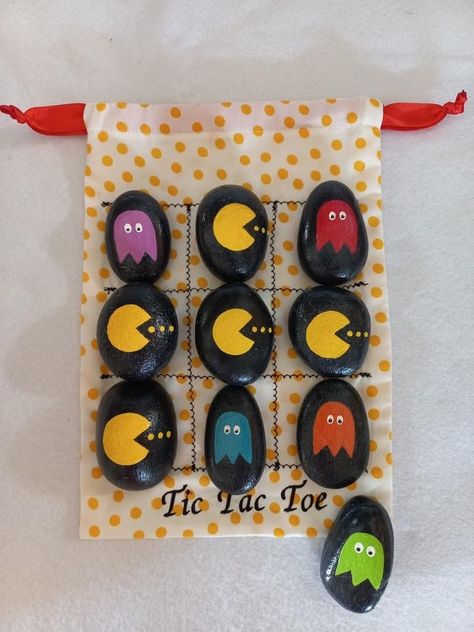 Painted Rock Tic Tac Toe, Mini Rock Painting Ideas, Tic Tac Toe Painted Rocks, Rock Tic Tac Toe, Indoor Kids Crafts, Yarn Art Diy, Painted Rocks Craft, Diy Gifts For Kids, Crafts For Seniors