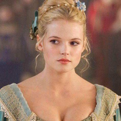 Blonde Medieval Woman, Princess Face Claim, Benedict Bridgerton, Gabriella Wilde, Regency Era Fashion, Rococo Fashion, Medieval Woman, Hula Dance, European Aesthetic