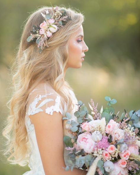 Flower Hair Clip Wedding, Whimsical Wedding Hair Long, Wedding Hair Styles With Flowers, Bridal Hair With Flowers Loose Curls, Real Flowers In Hair For Wedding, Bridal Hair With Flower Comb, Whimsical Wedding Hair With Veil, Flower Ladies Wedding, Flower In Hair Bride