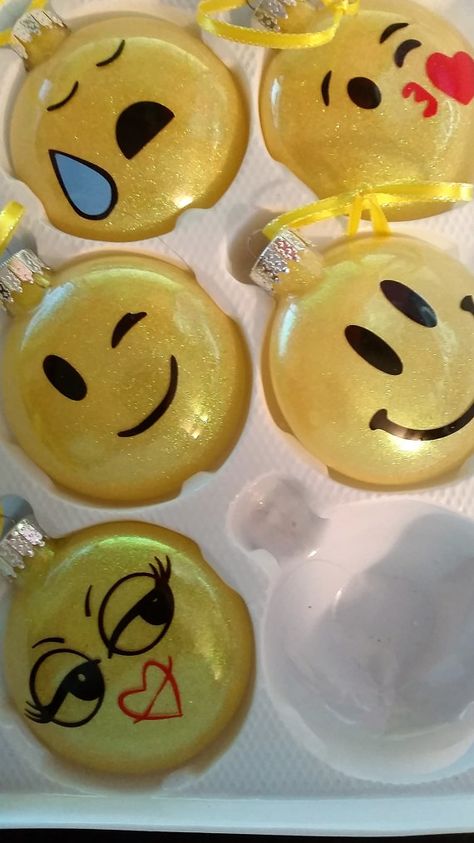 Emoji Christmas Tree, Emoji Ornaments, Smiley Face Christmas, Like Emoji, Christmas Emoji, Emoji Christmas, Emoji Ideas, Emoji Gifts, Glitter Ornaments Diy