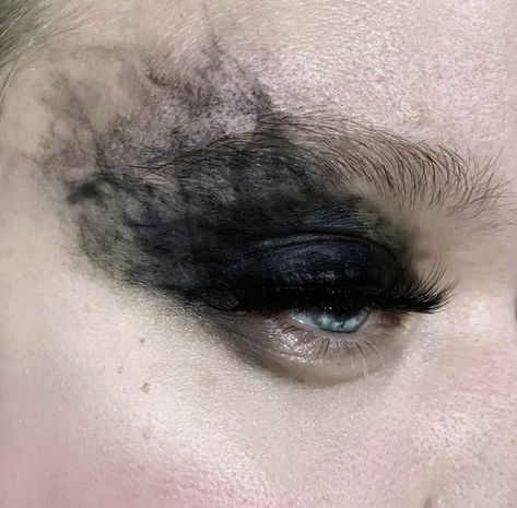 Eyeshadow Close Up, Editorial Make-up, Fantasy Make-up, Shoot Makeup, Make Up Designs, Eyes Ideas, Vampire Makeup, Kunst Tattoos, 80s Punk