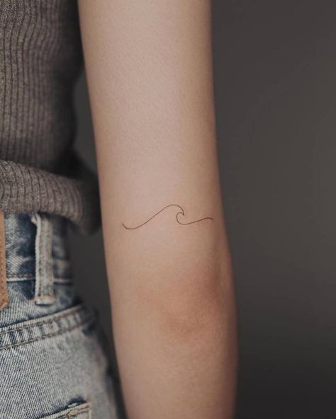 Minimalist wave tattoo on the tricep Fine Line Tricep Tattoo, Wave Fine Line Tattoo, Minimalist Wave Tattoo, Tricep Tattoos Women, Tricep Tattoos, Tattoo Minimal, Wave Tattoo, Explore Tattoo, Minimalist Line Art