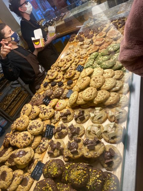 Chocolate Chip Cookies Aesthetic Korean, Bakery Cookies Display, Cookie Bakery Shop, Cookies Display Ideas, Cookie Shop Aesthetic, Cookie Shop Interior, Cookie Bar Display, Cookie Display Ideas, Boutique Cookies