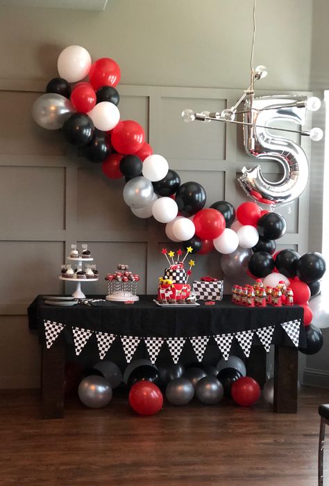 Race Car First Birthday, Bolo Motocross, Car First Birthday, برق بنزين, 4de Verjaardag, Cars Birthday Party Decorations, 2nd Birthday Party For Boys, Cars Birthday Cake, Party Theme Ideas