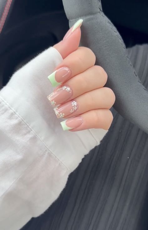 Green Spring Nails, Fairy Diy, Mint Green Nails, Mint Nails, Classy Acrylic, Green Acrylic Nails, Art Top, Green Nail Designs, Classy Acrylic Nails