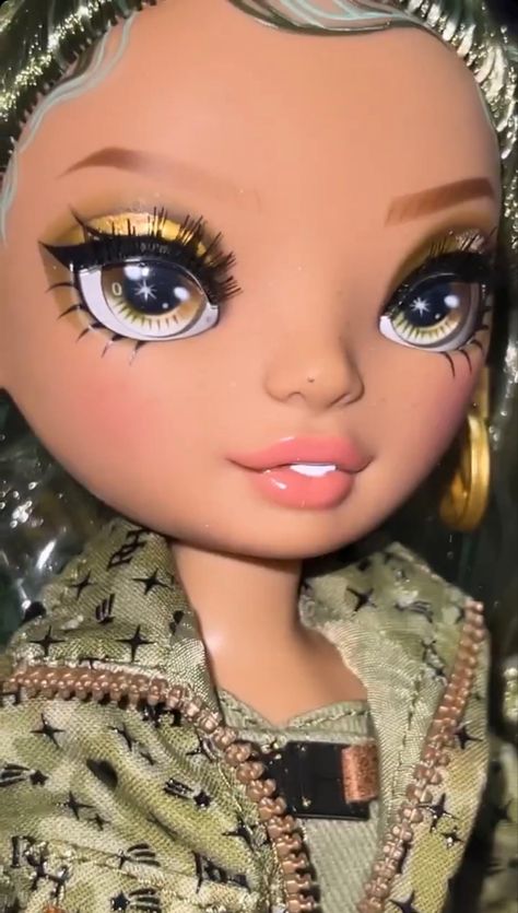 From @thedaulheart on instagram Olivia Woods, Doll Restyle, Bratz Doll Outfits, Doll Aesthetic, Doll Outfits, Rainbow High, Doll Art, Bratz Doll, Funky Art