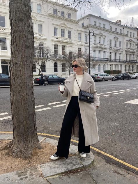 Nyc Honeymoon, Trousers Outfit Winter, Beige Coat Outfit, Coat Outfits For Women, White Coat Outfit, Black Coat Outfit, Wide Leg Trousers Outfit, Long Coat Outfit, Mantel Outfit